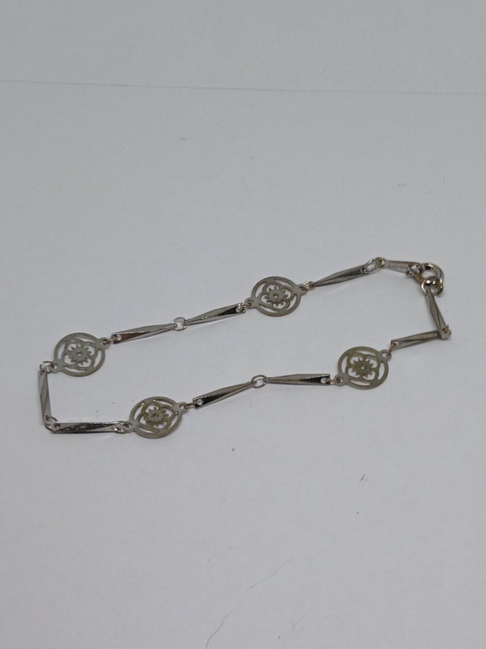 Vintage SILVER TONE DAINTY FLOWER LINK AVON BRACELET #59
